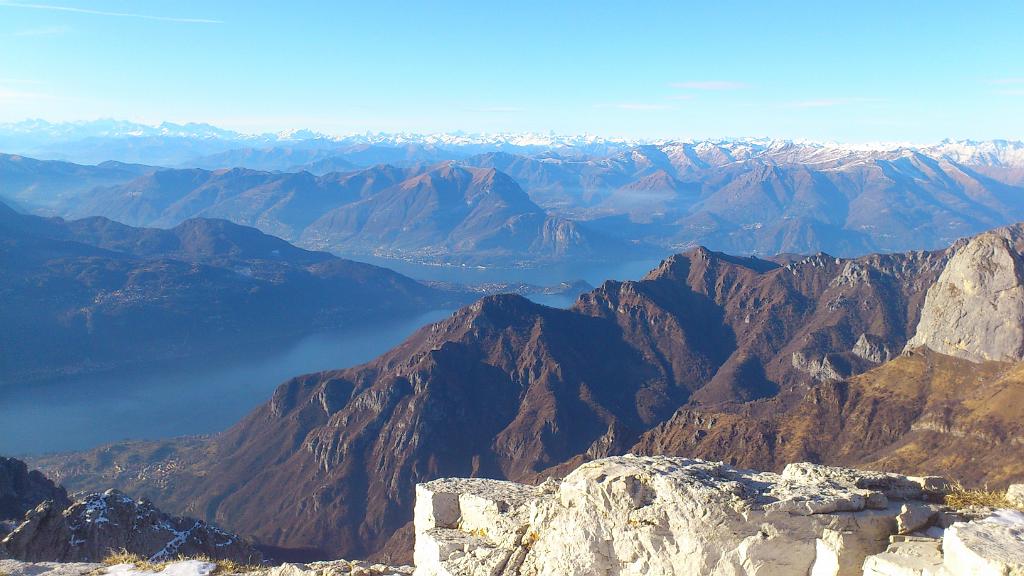 11. Il lago di Como e dietro la Valleè .jpg